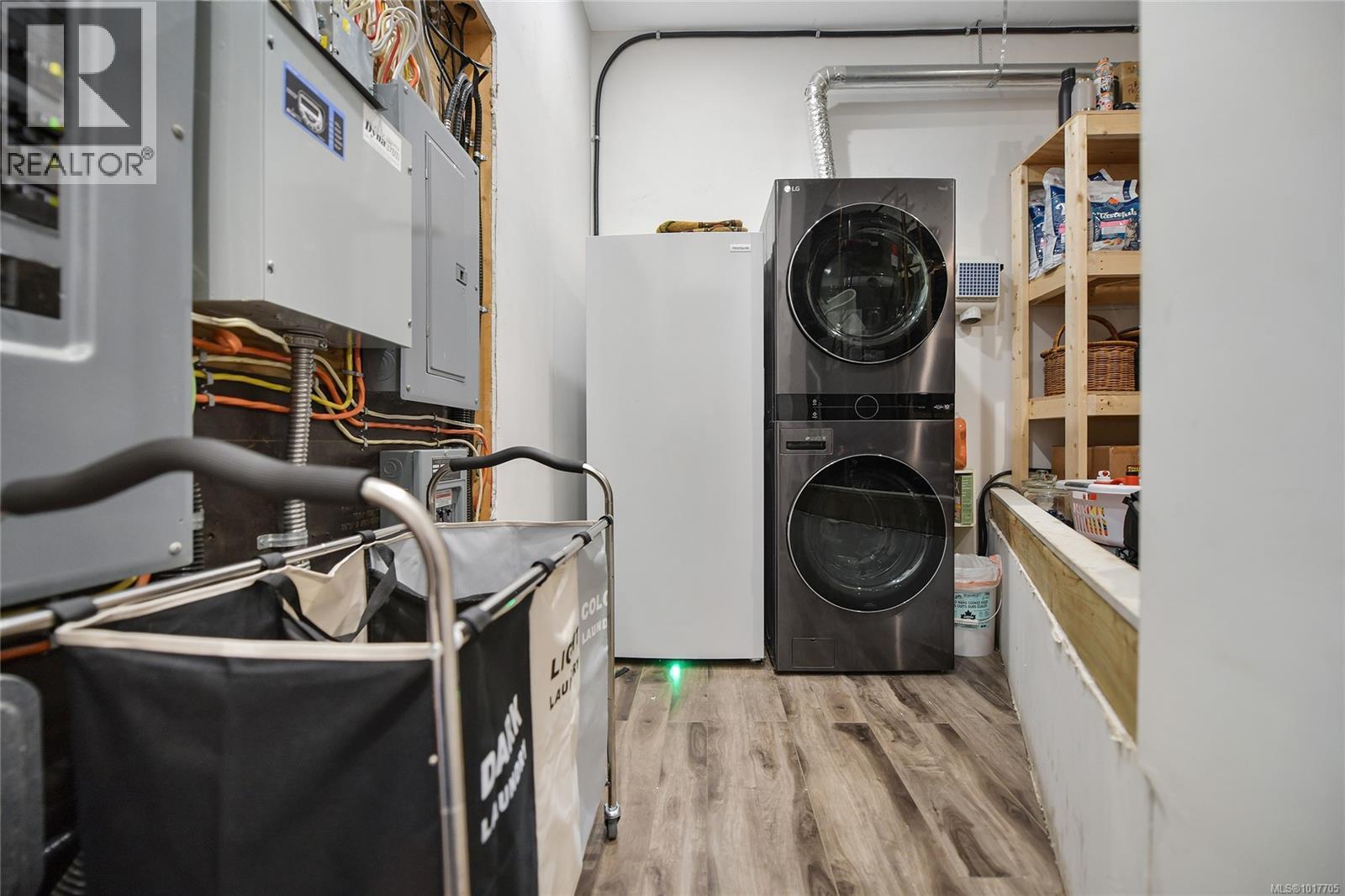  356 East West Road, Mayne Island