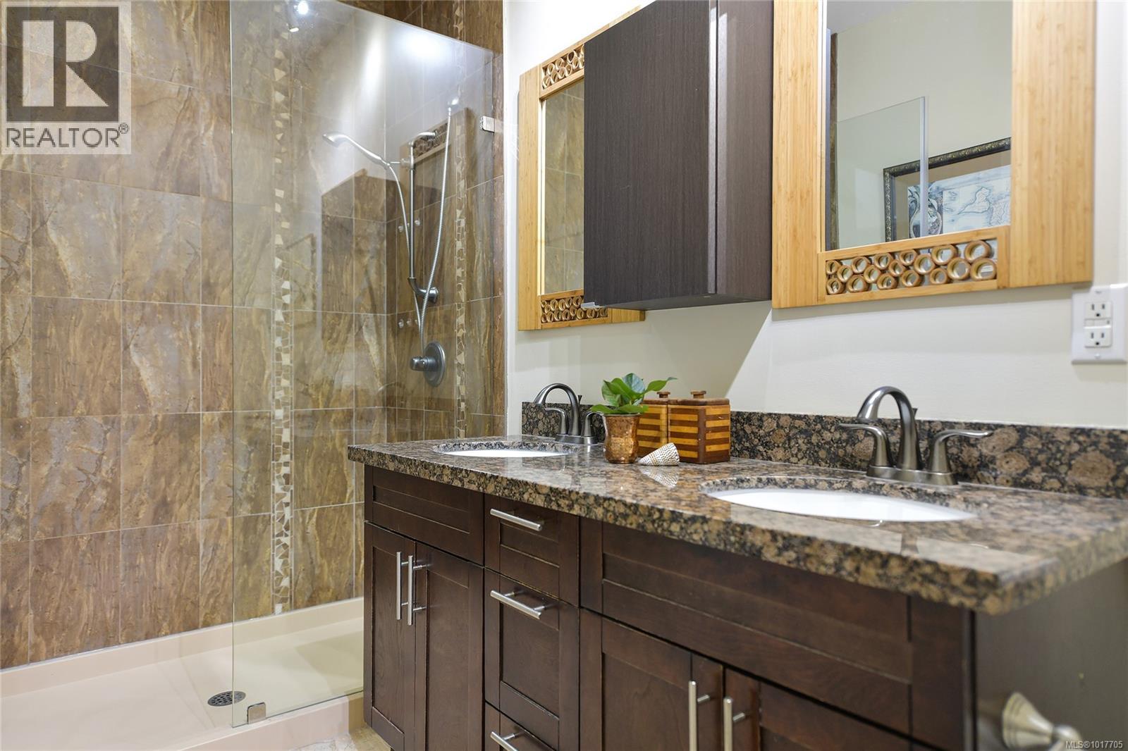  356 East West Road, Mayne Island