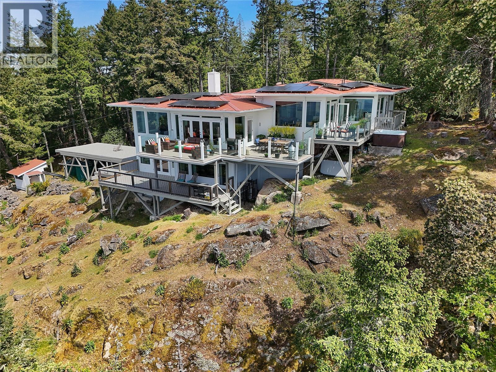  356 East West Road, Mayne Island