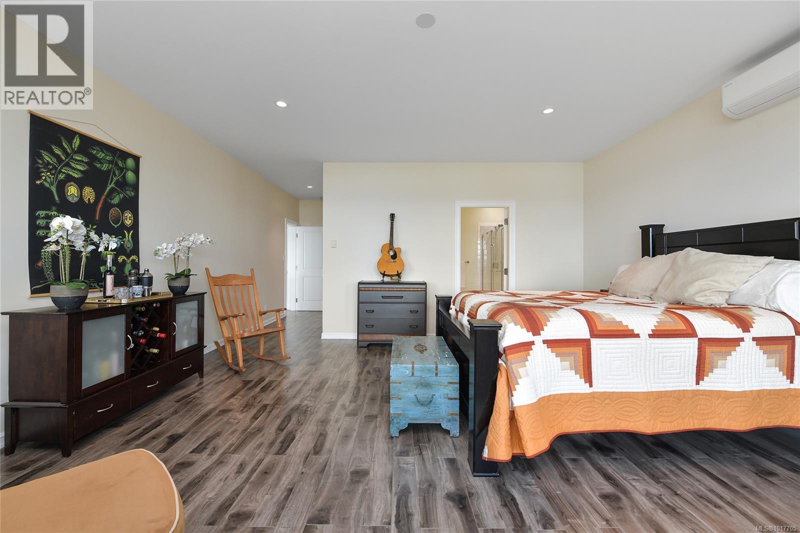  356 East West Road, Mayne Island