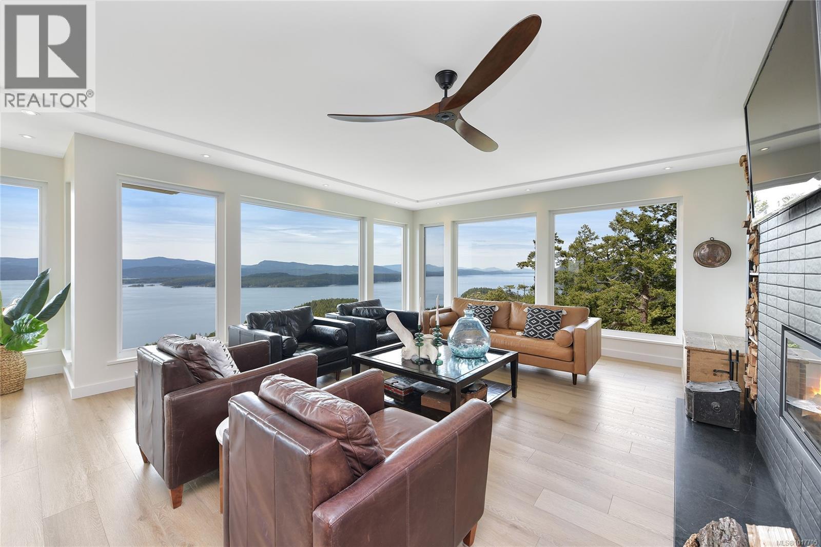  356 East West Road, Mayne Island