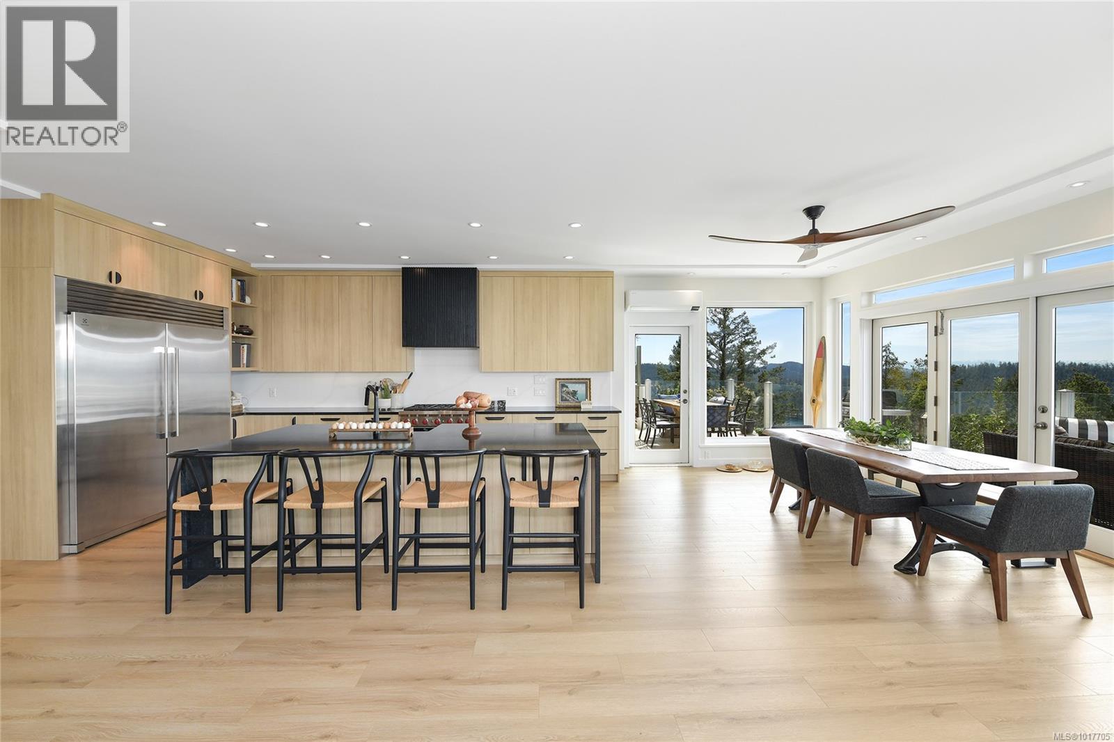  356 East West Road, Mayne Island