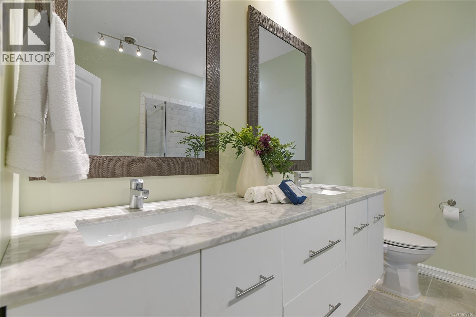  356 East West Road, Mayne Island