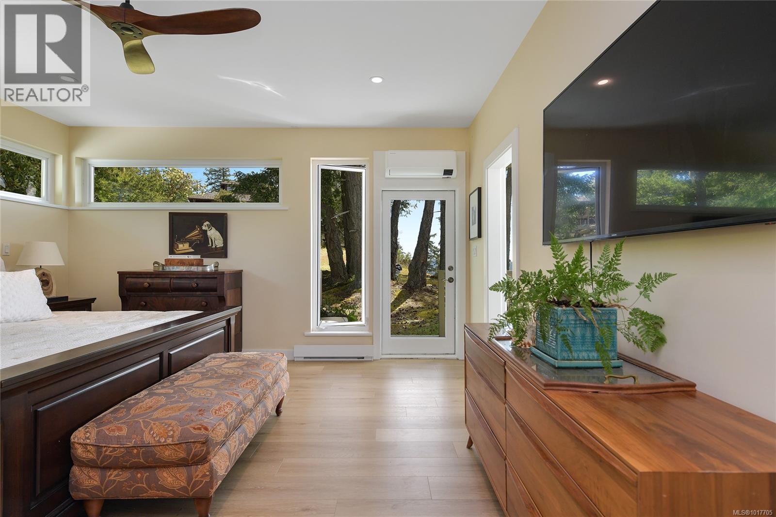  356 East West Road, Mayne Island