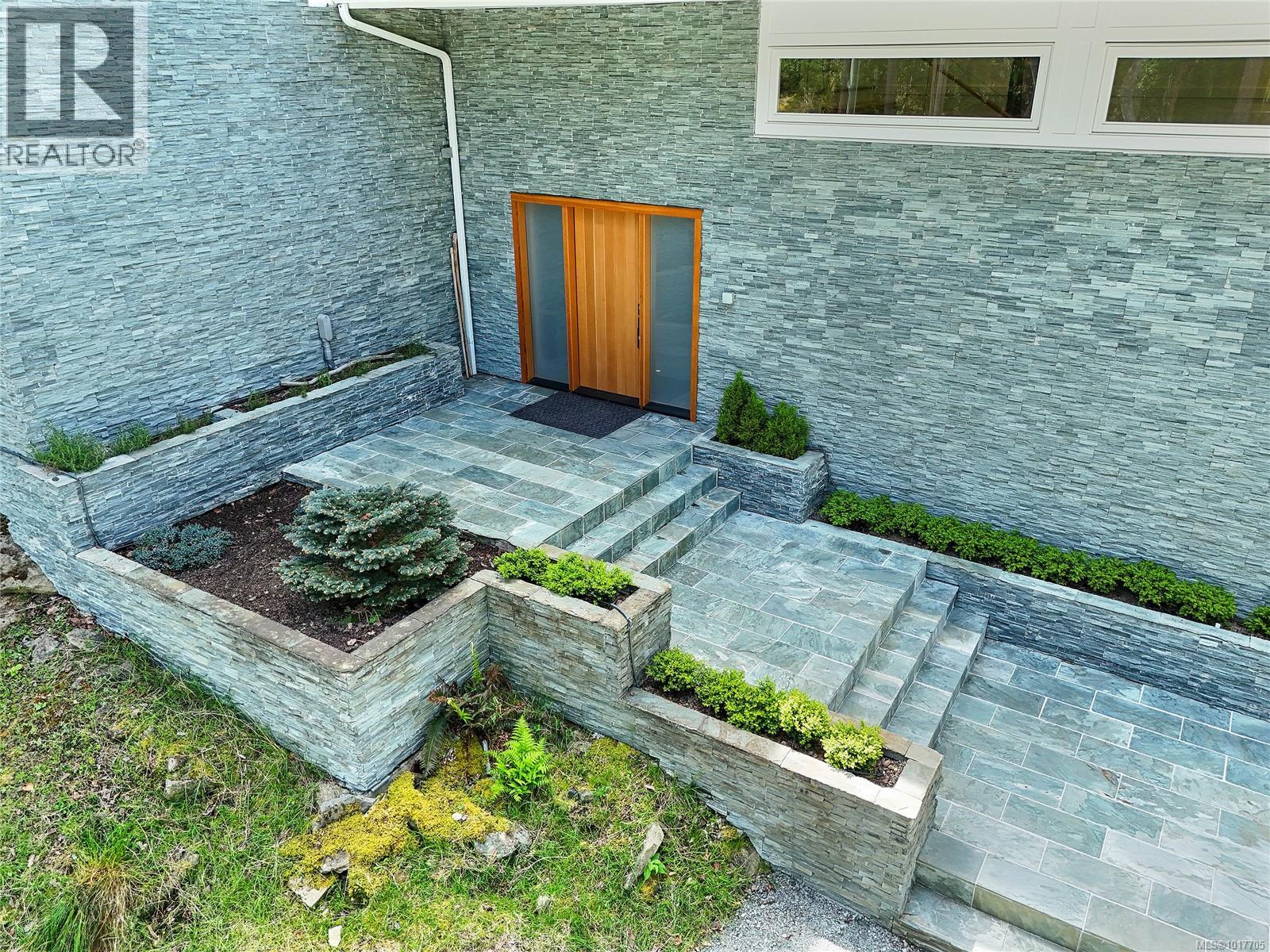  356 East West Road, Mayne Island