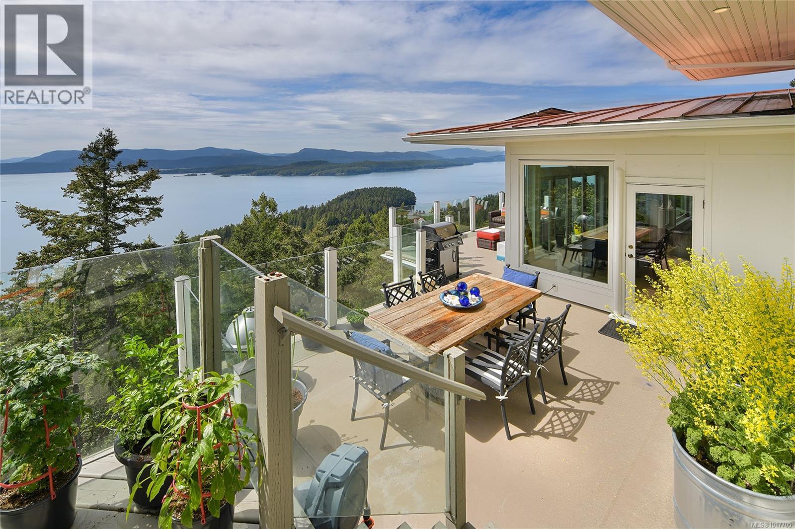  356 East West Road, Mayne Island