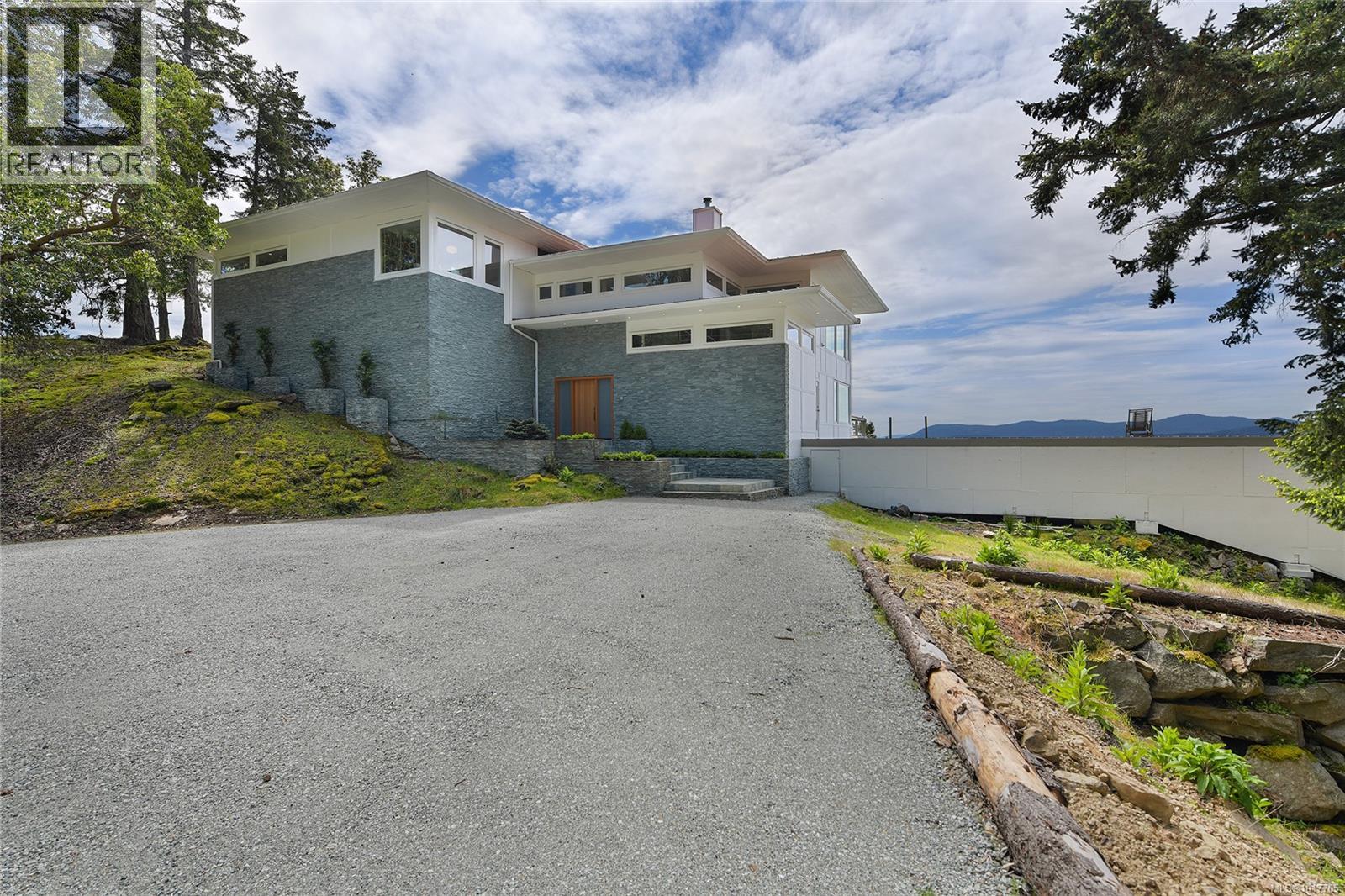  356 East West Road, Mayne Island