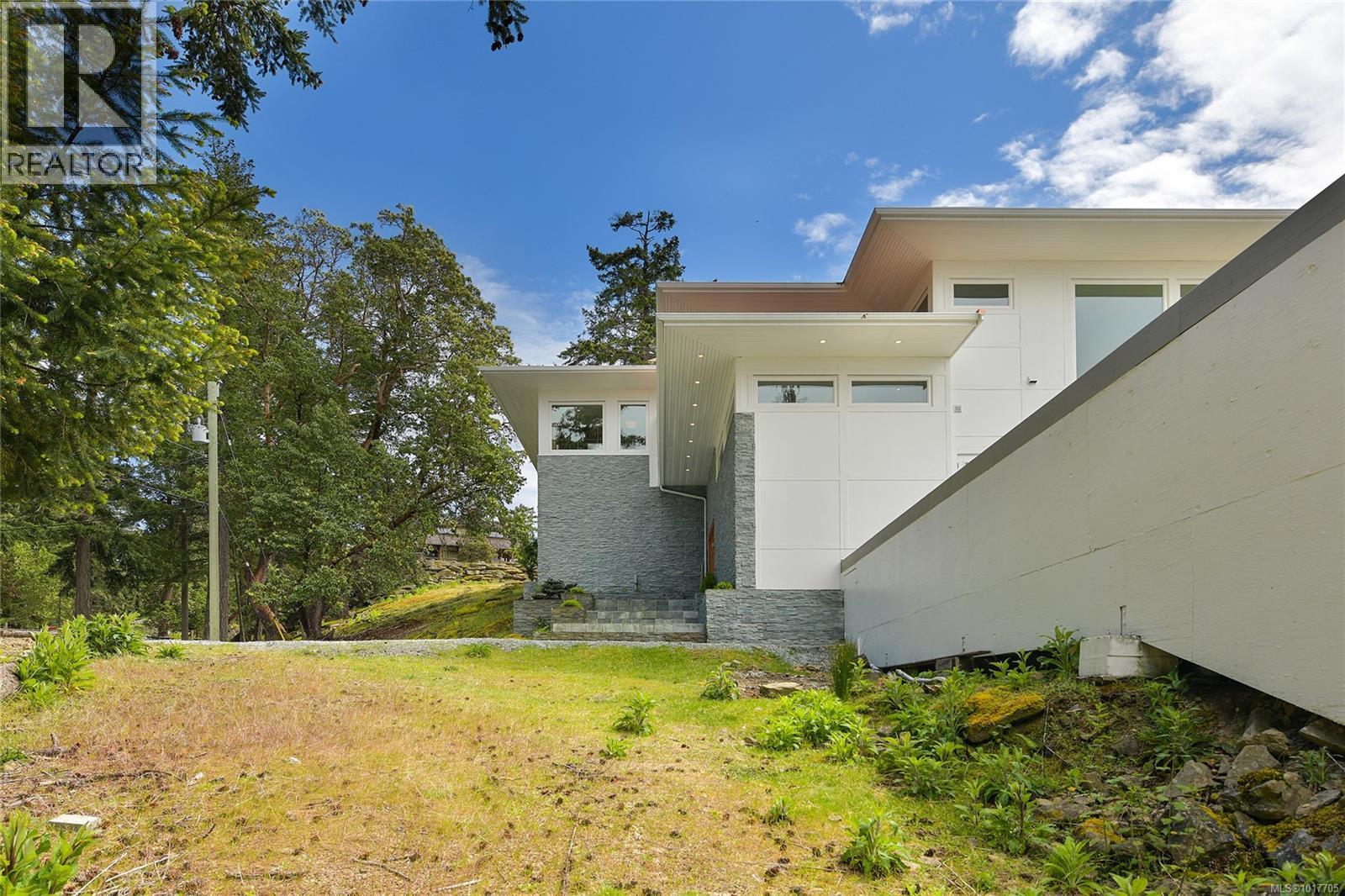  356 East West Road, Mayne Island