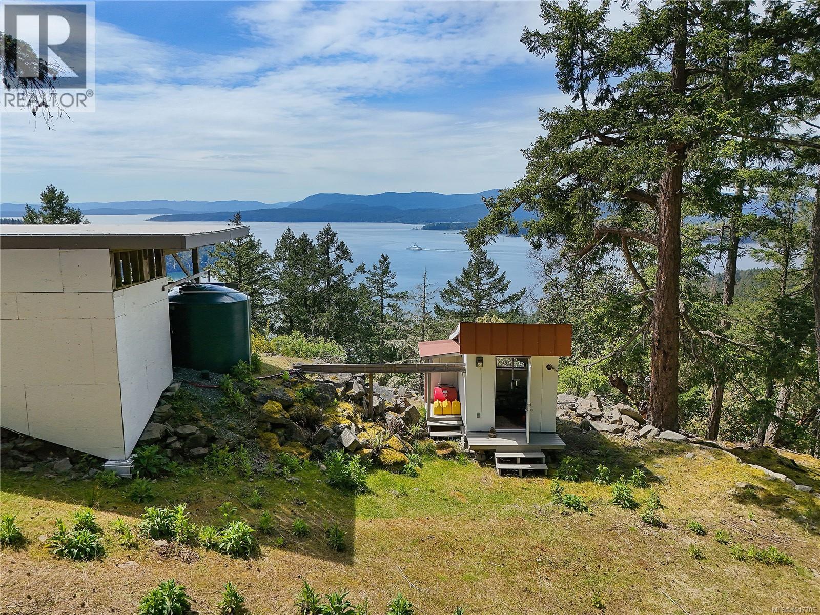  356 East West Road, Mayne Island