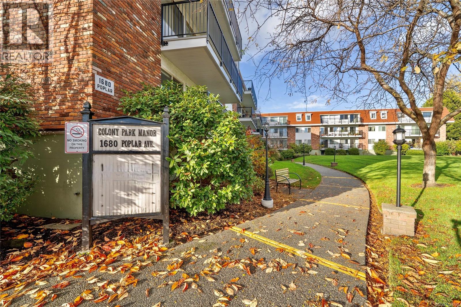 218 1680 Poplar Avenue, Saanich