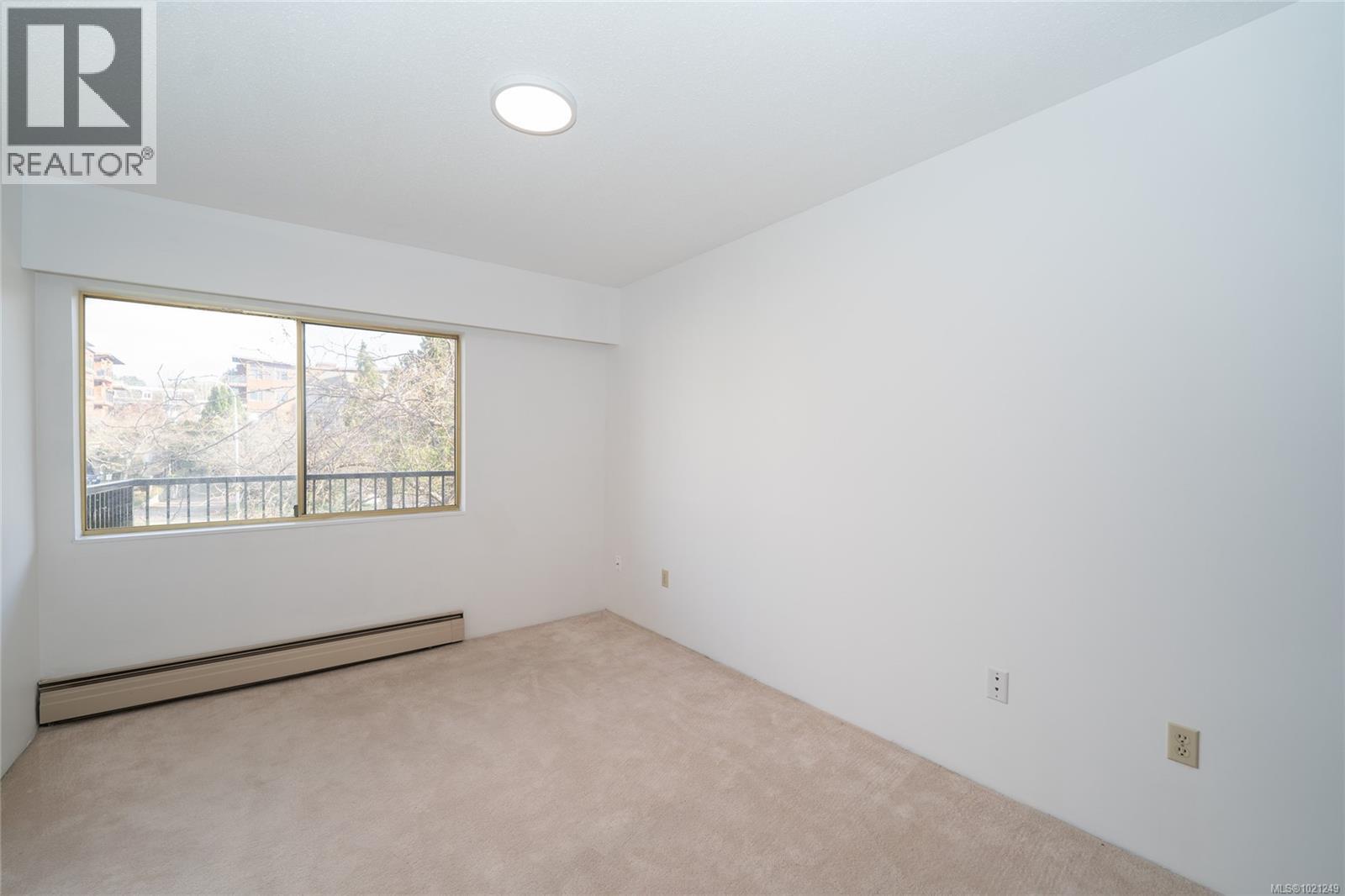 218 1680 Poplar Avenue, Saanich