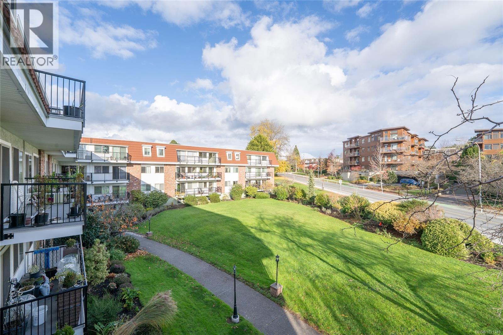 218 1680 Poplar Avenue, Saanich