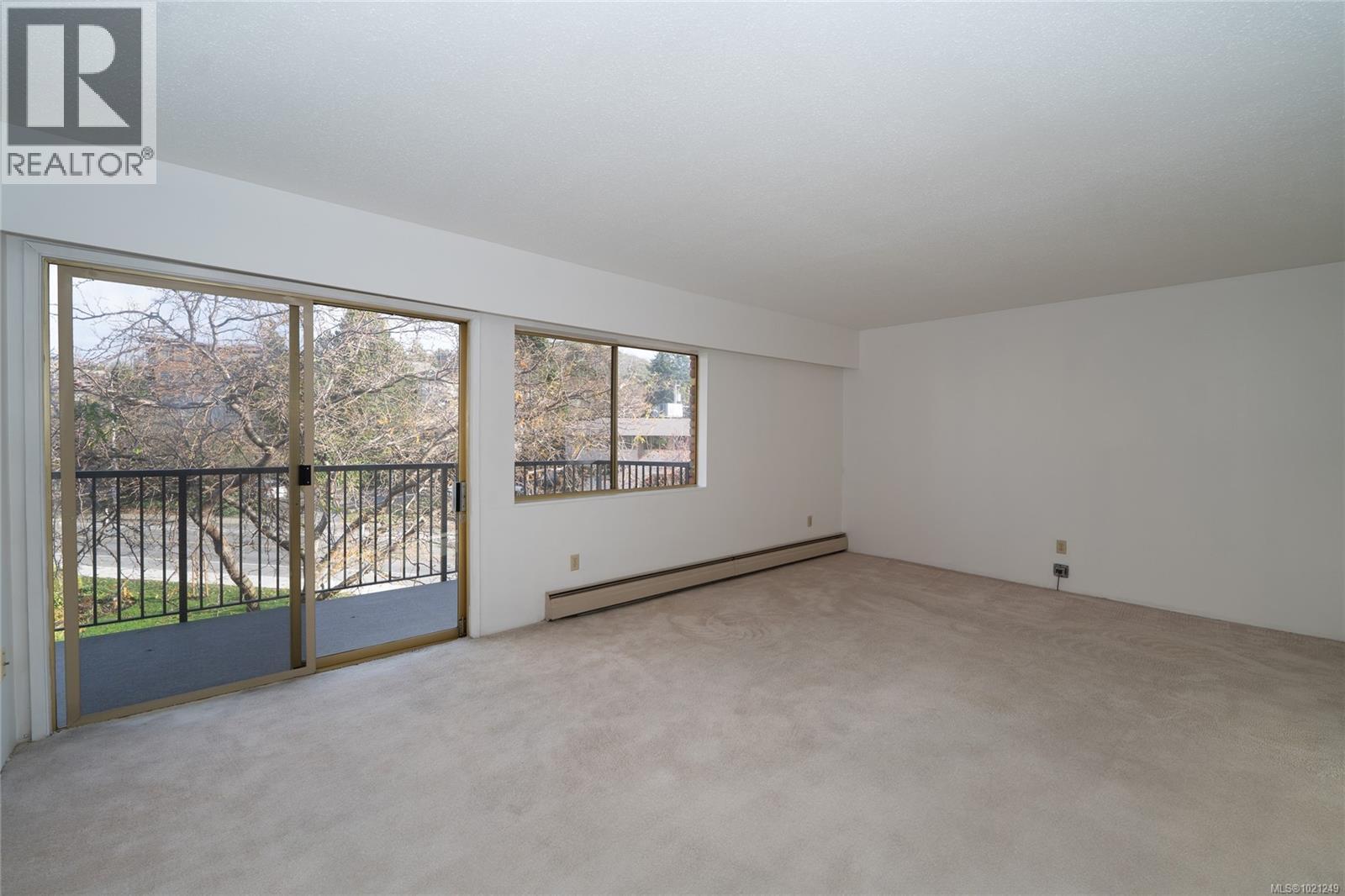 218 1680 Poplar Avenue, Saanich