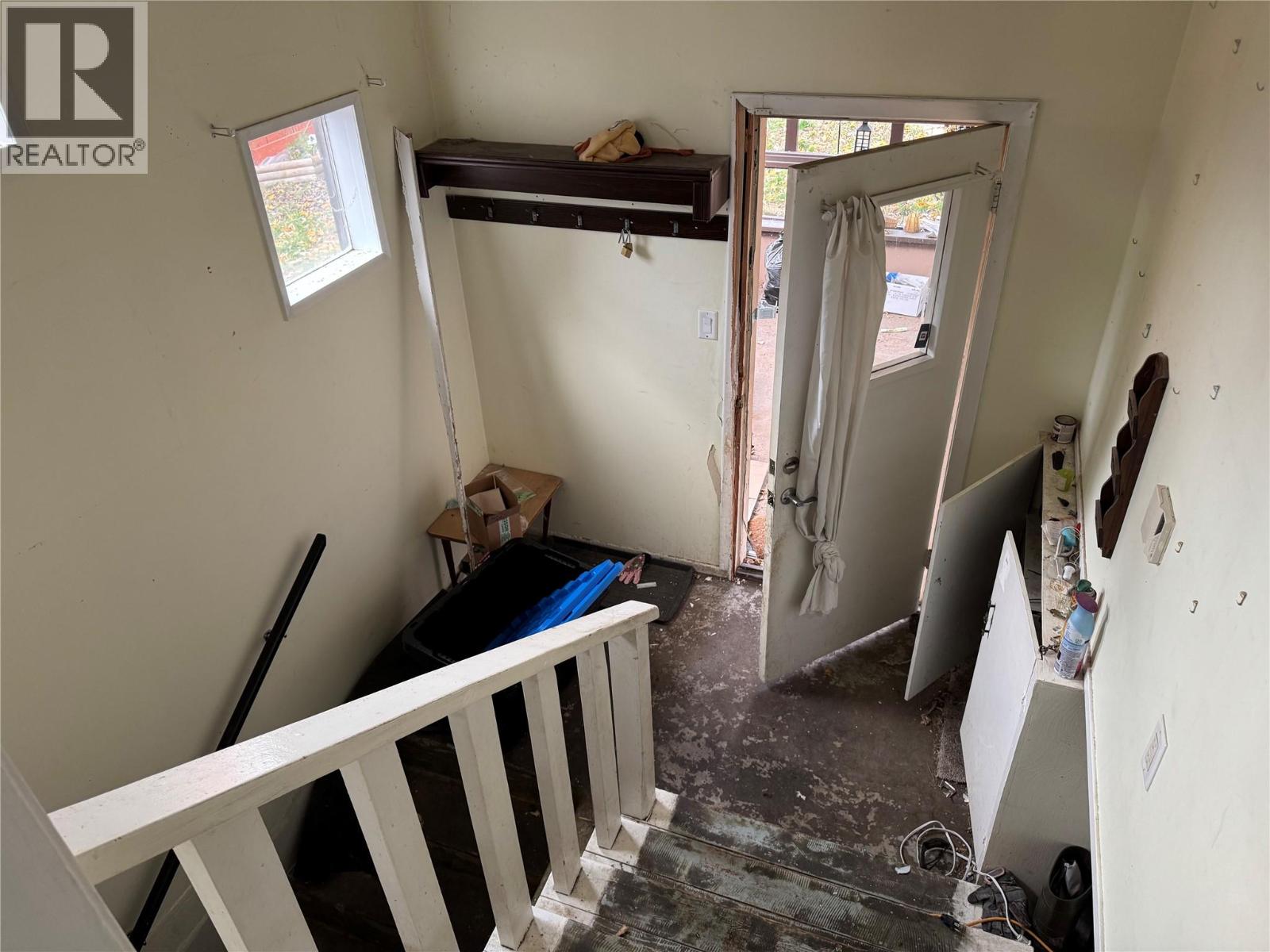 1042 Vine Street, Robson