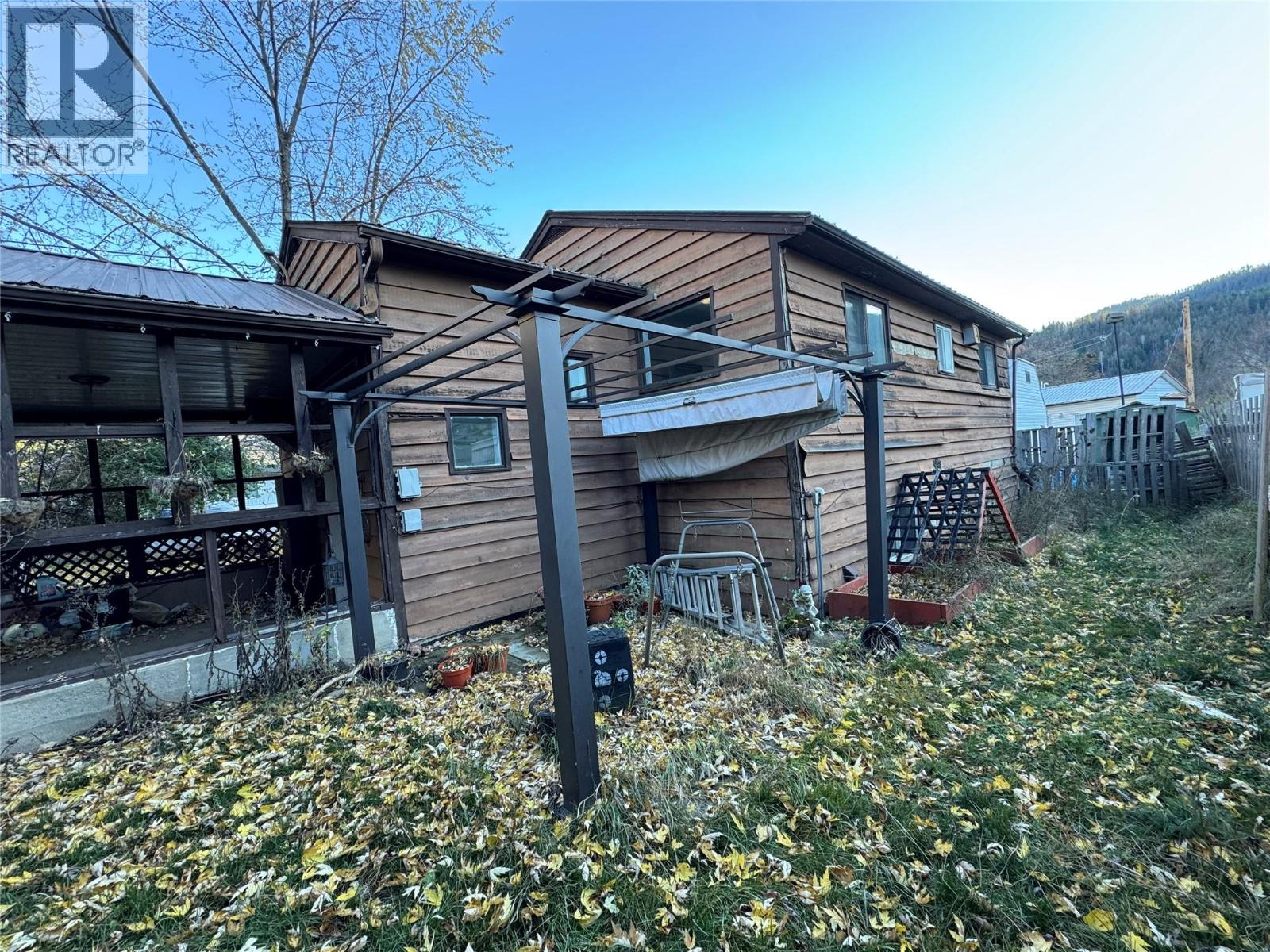 1042 Vine Street, Robson