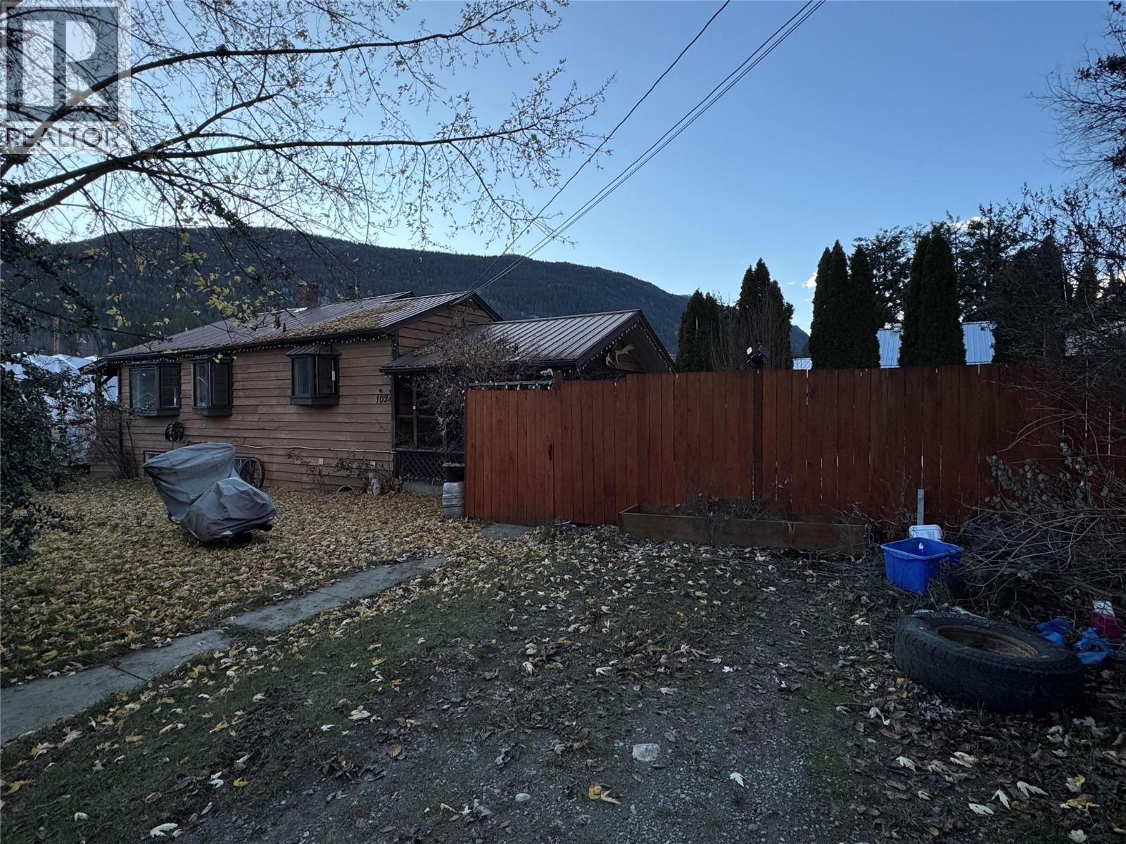 1042 Vine Street, Robson