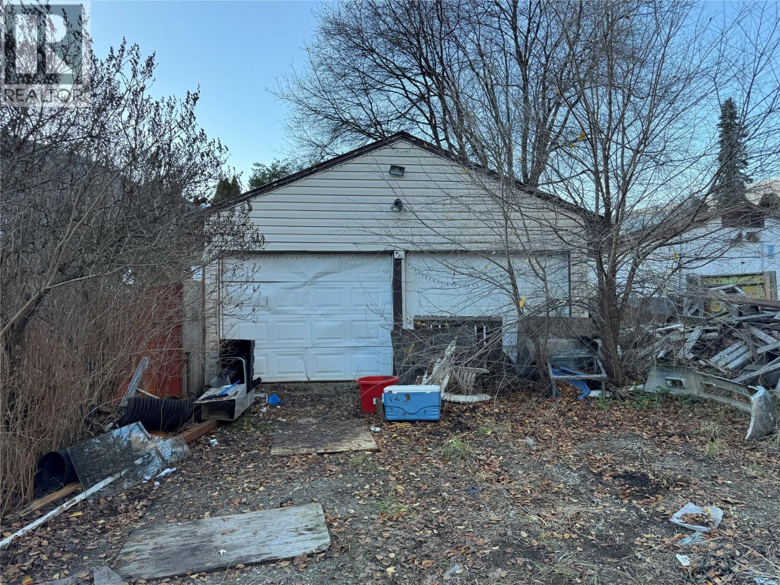 1042 Vine Street, Robson