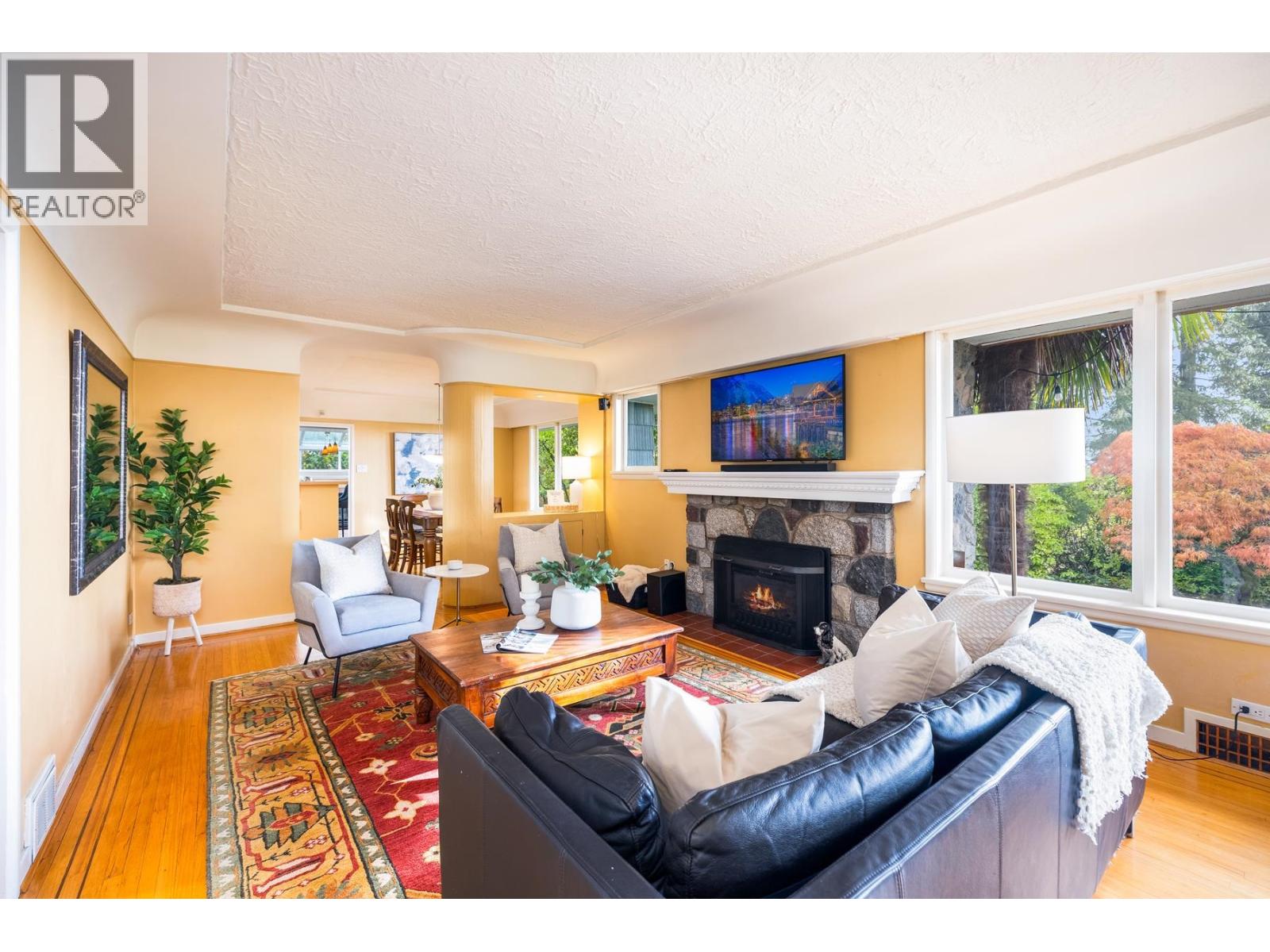 1090 W KEITH ROAD, North Vancouver