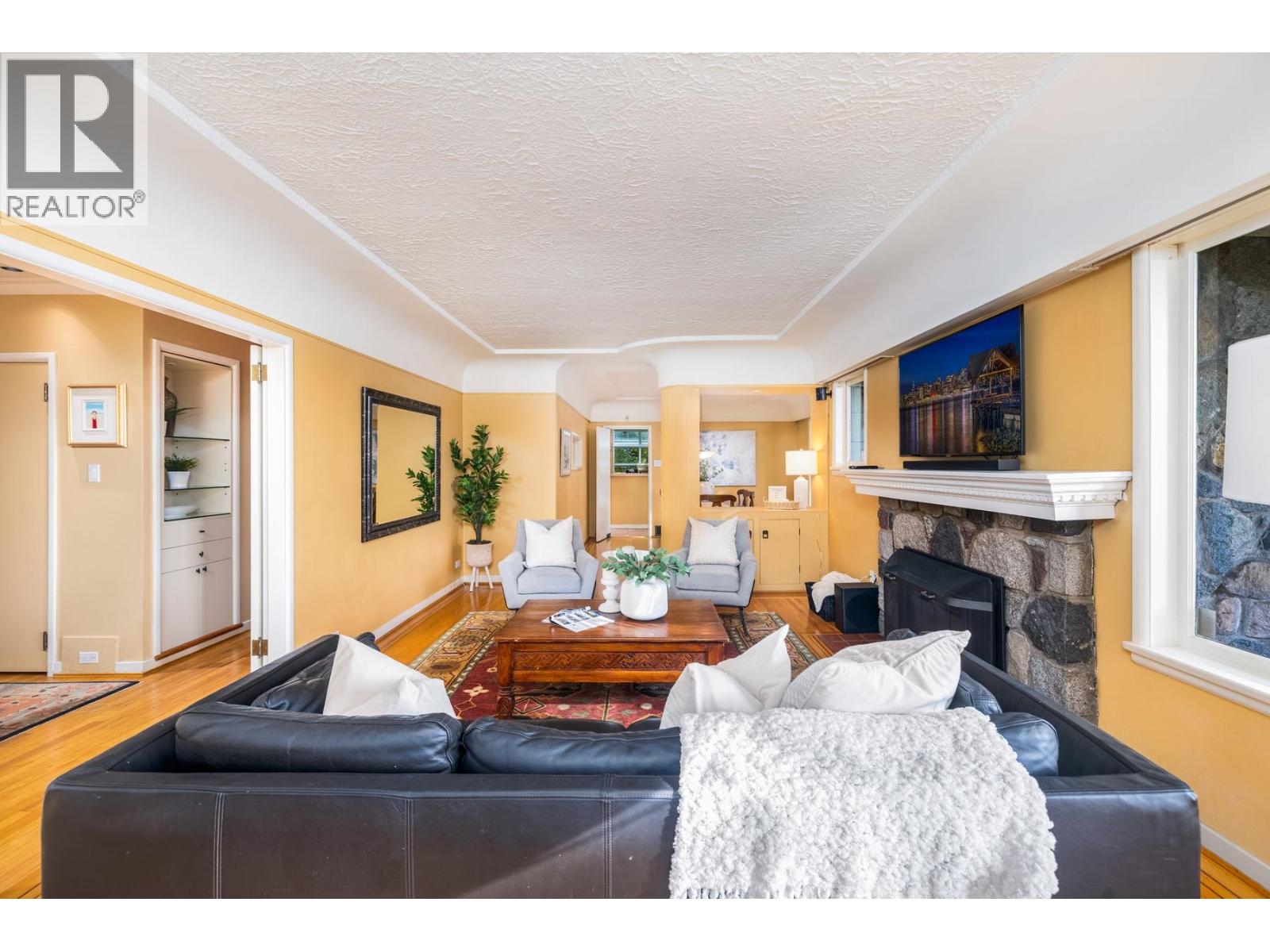 1090 W KEITH ROAD, North Vancouver