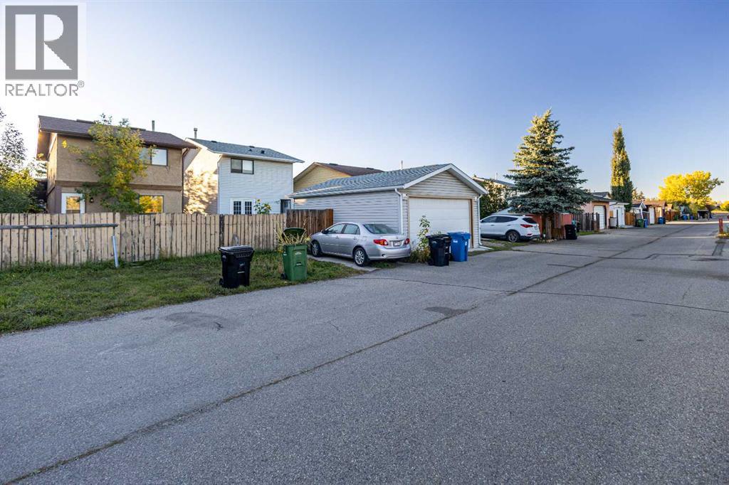 Single Family House for Sale in  Shawmeadows Road SW Shawnessy Calgary 