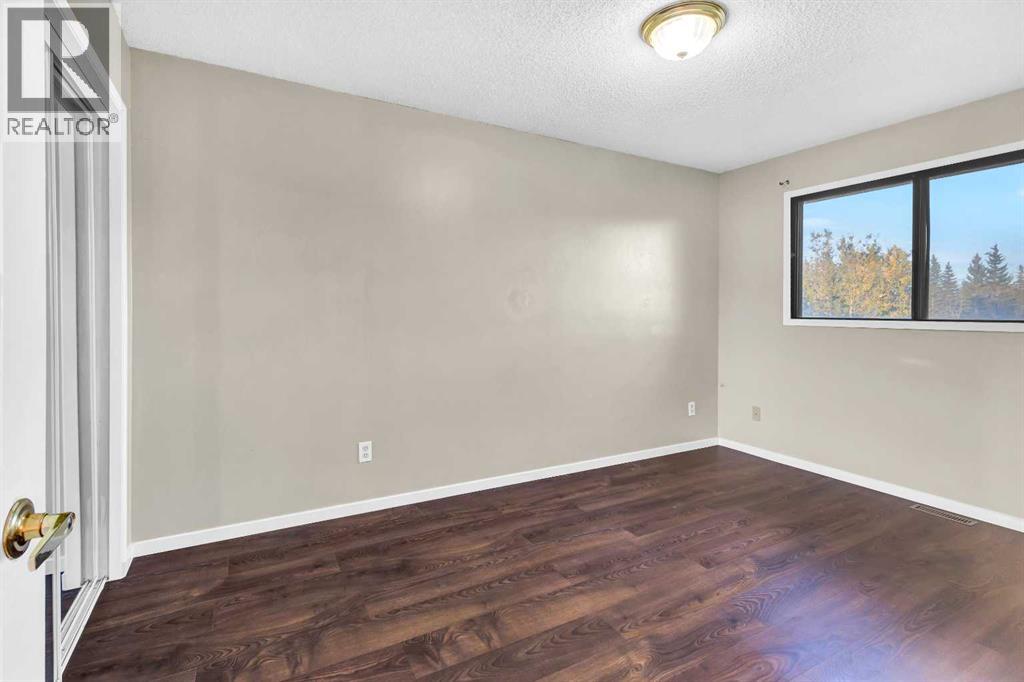 Single Family House for Sale in  Shawmeadows Road SW Shawnessy Calgary 