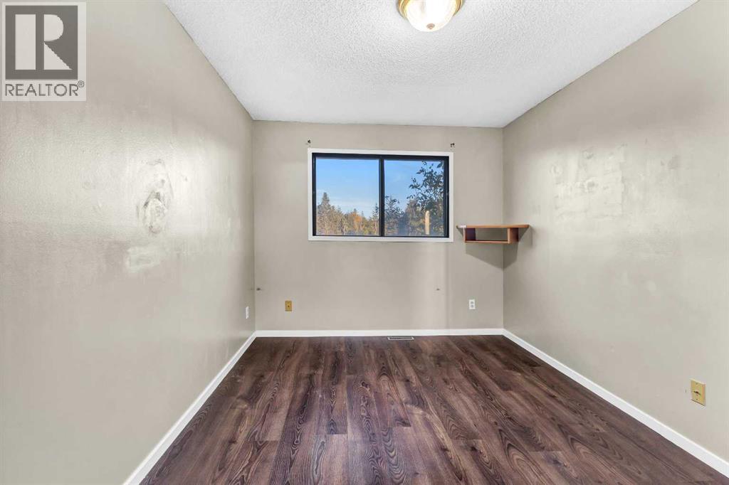 Single Family House for Sale in  Shawmeadows Road SW Shawnessy Calgary 