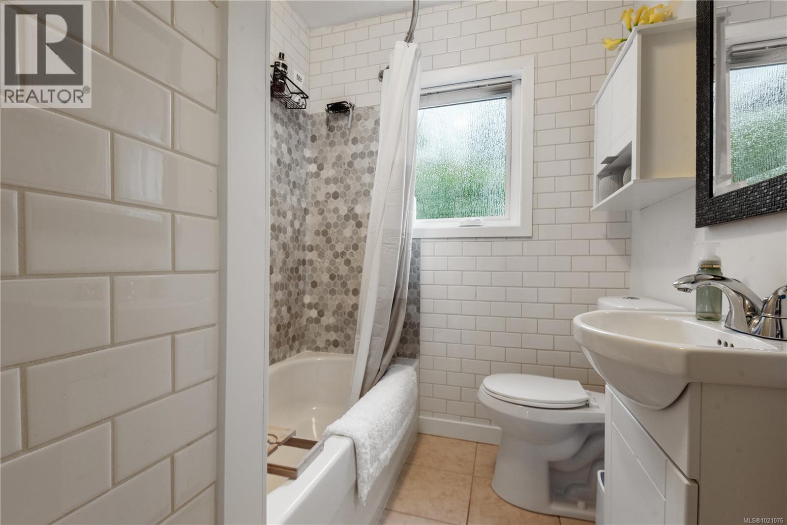 427 Davis Rd, Ladysmith