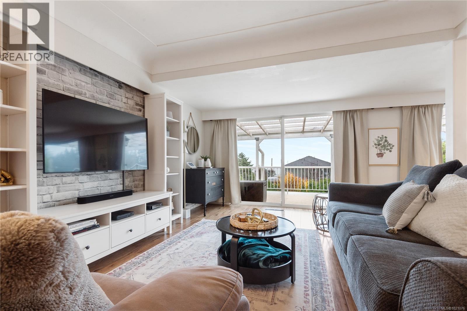 427 Davis Rd, Ladysmith