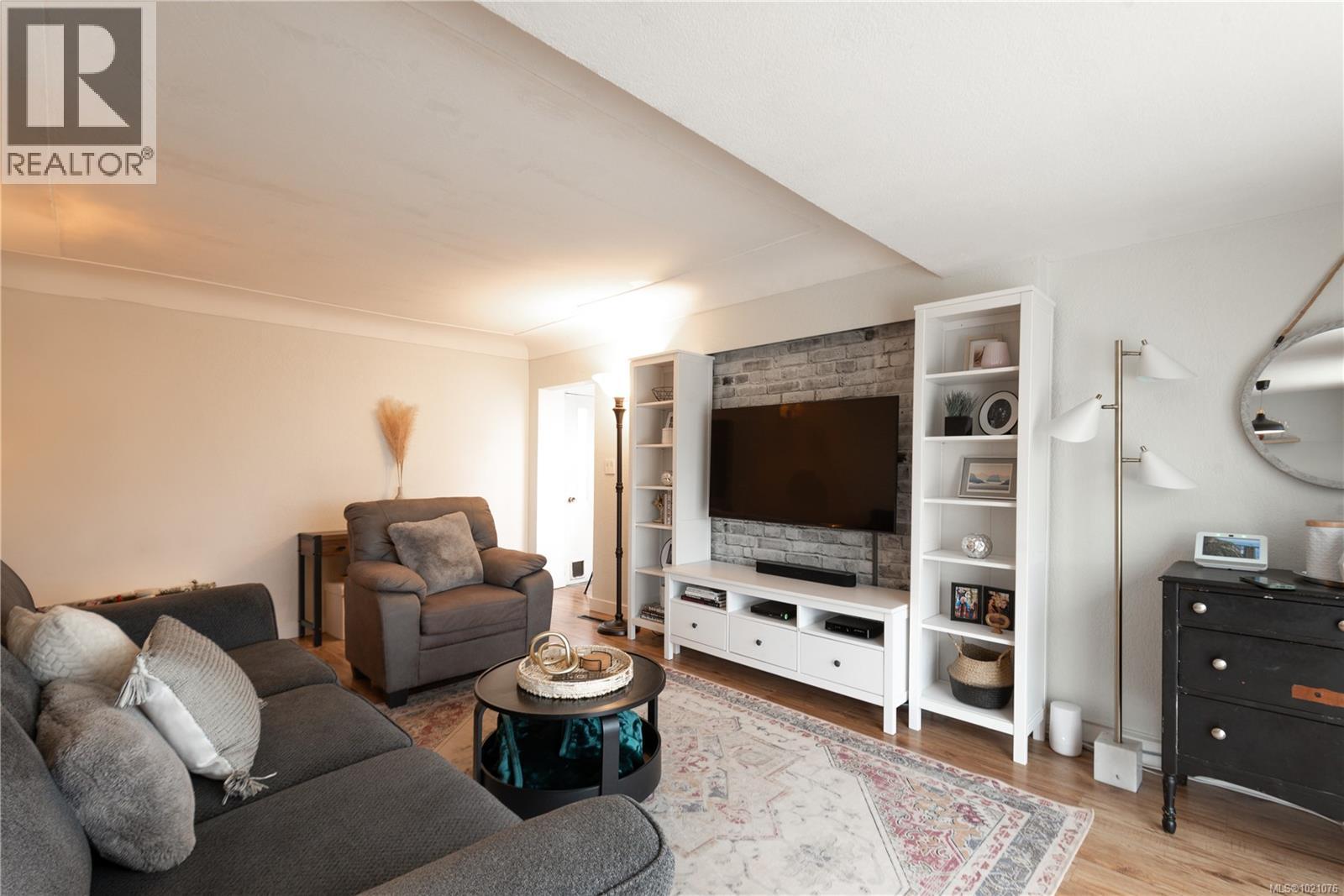 427 Davis Rd, Ladysmith