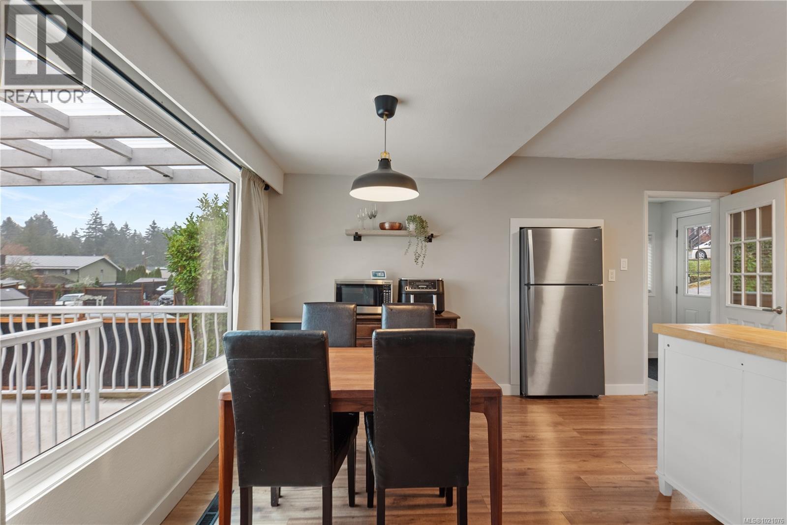 427 Davis Rd, Ladysmith