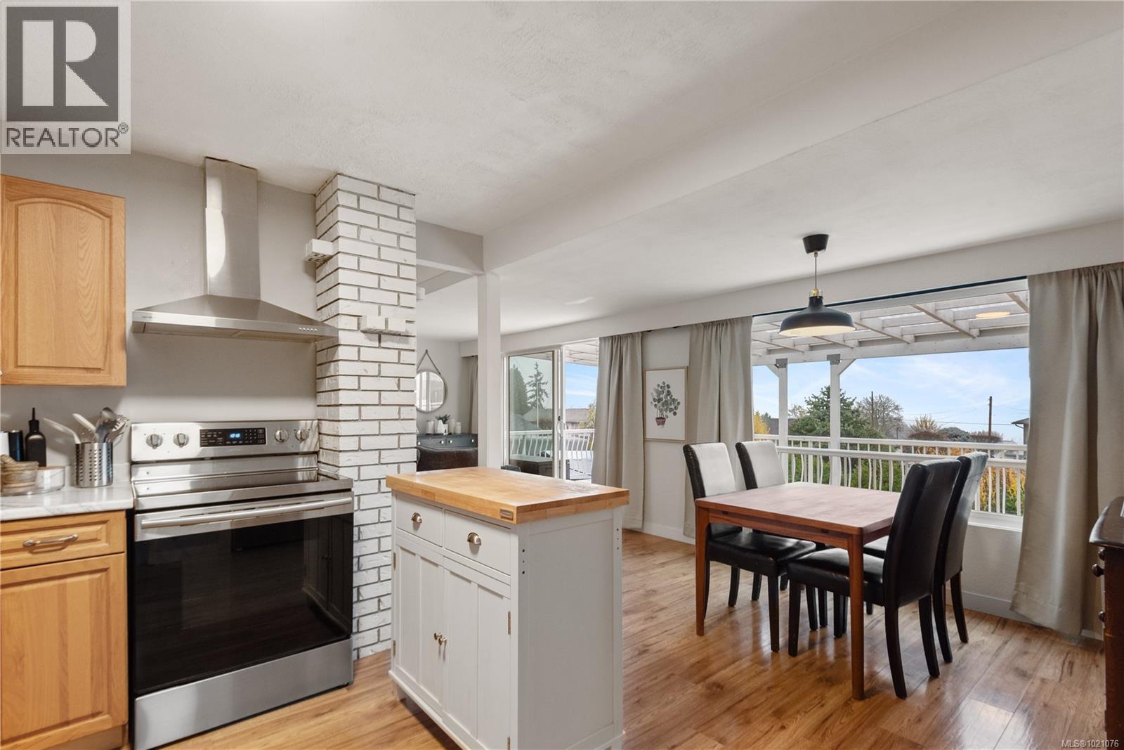 427 Davis Rd, Ladysmith