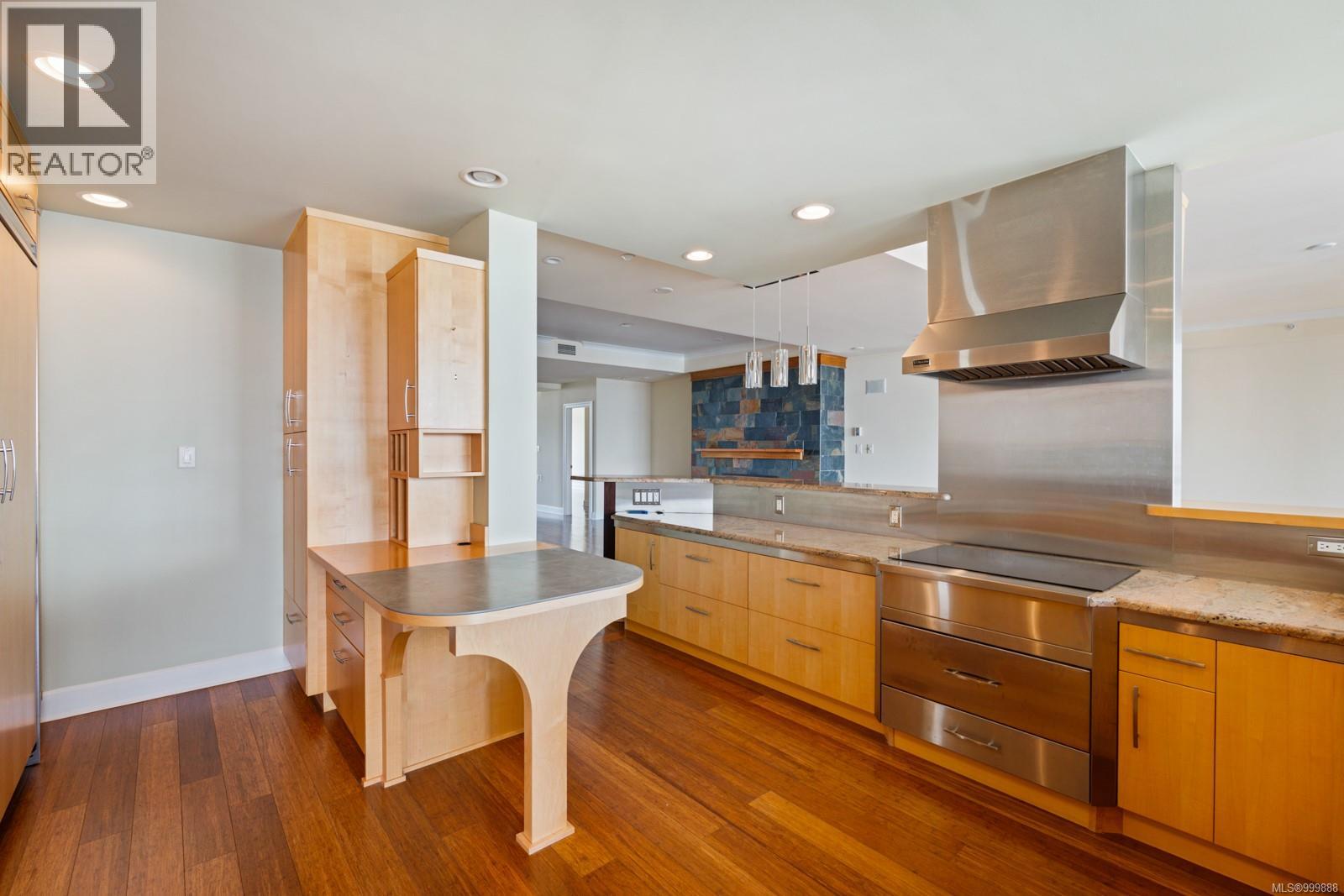 821 21 Dallas Rd, Victoria