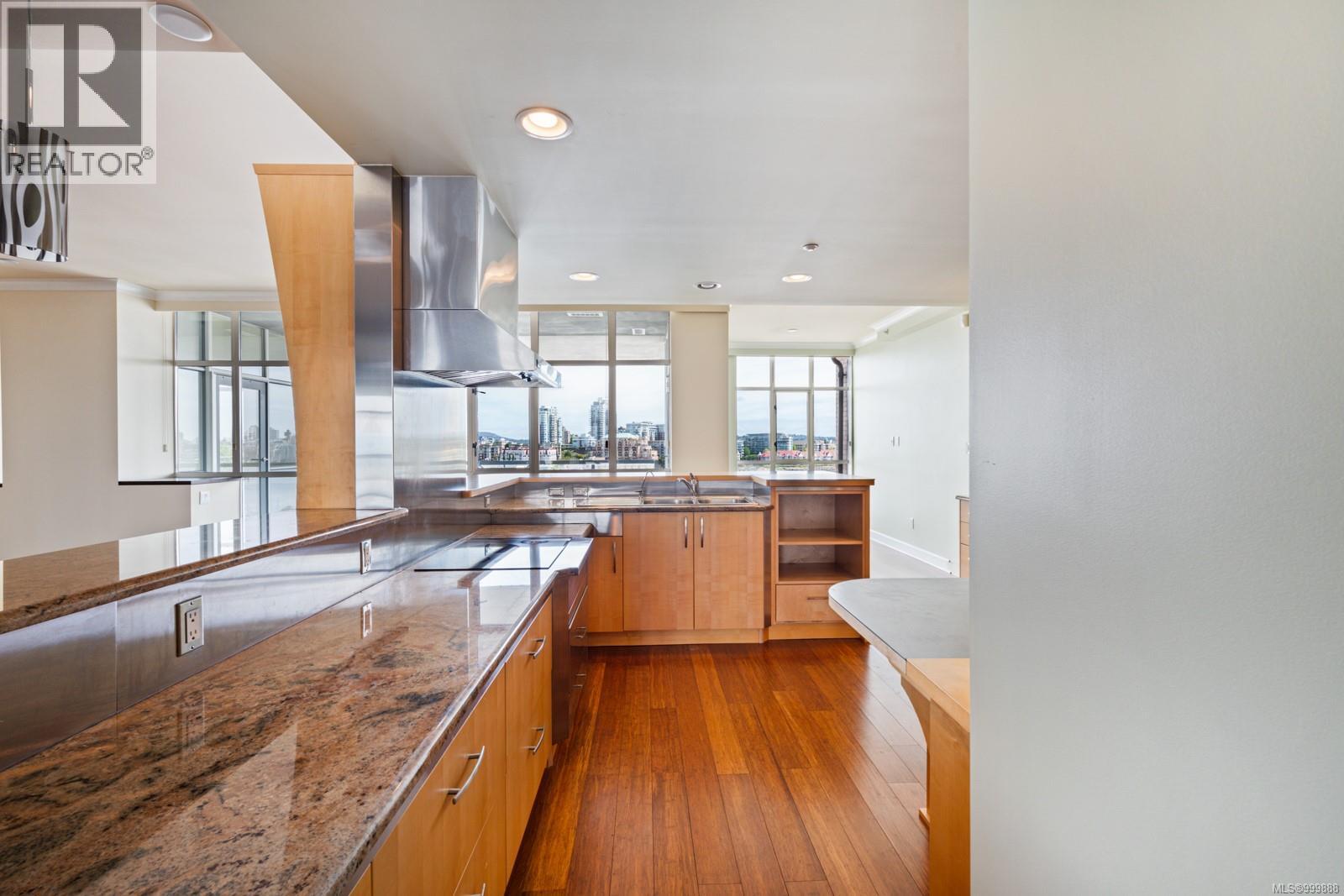 821 21 Dallas Rd, Victoria