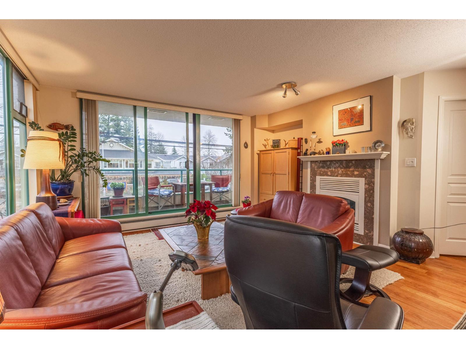 207 15466 NORTH BLUFF ROAD, White Rock