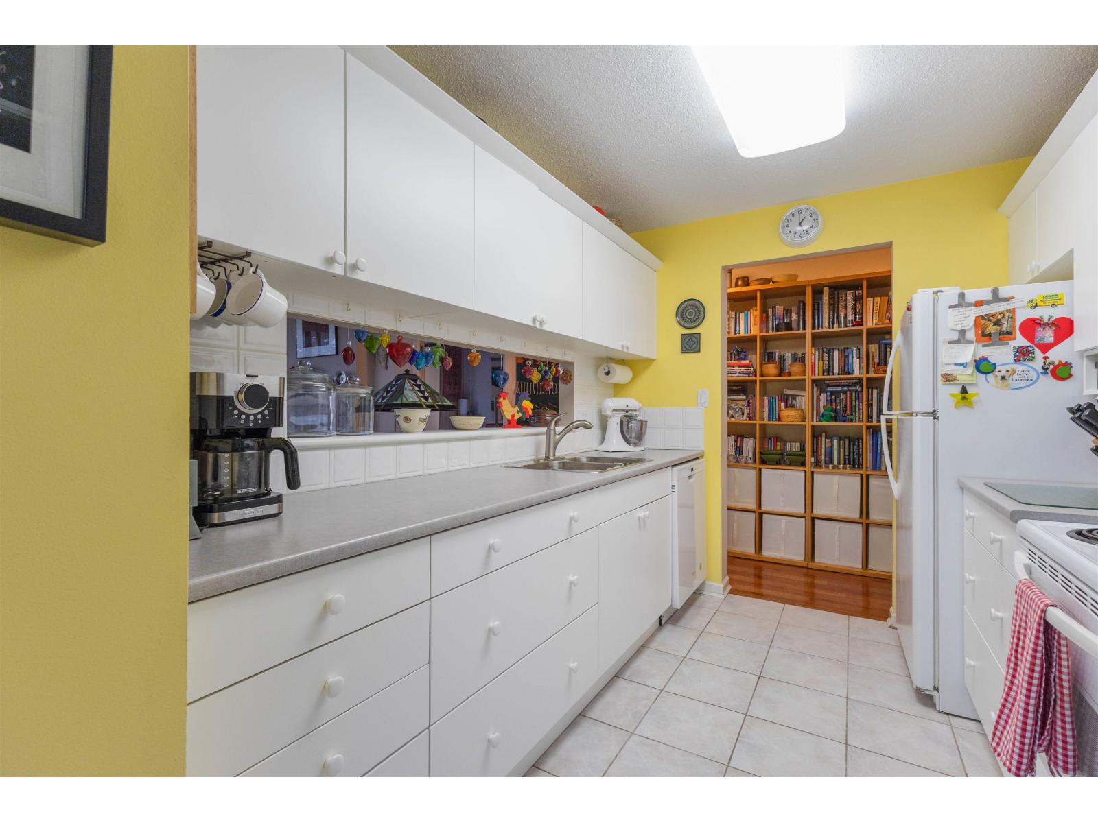 207 15466 NORTH BLUFF ROAD, White Rock