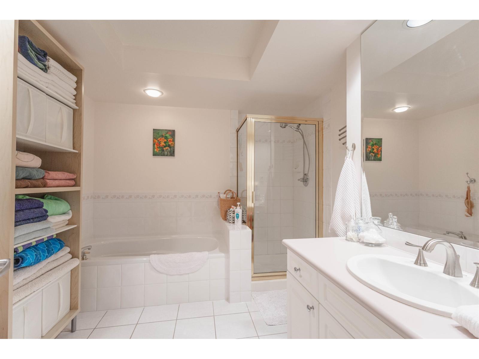 207 15466 NORTH BLUFF ROAD, White Rock