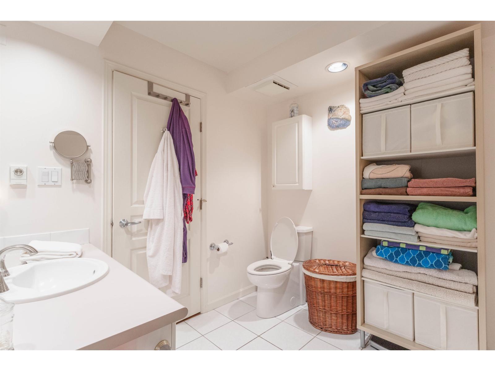 207 15466 NORTH BLUFF ROAD, White Rock