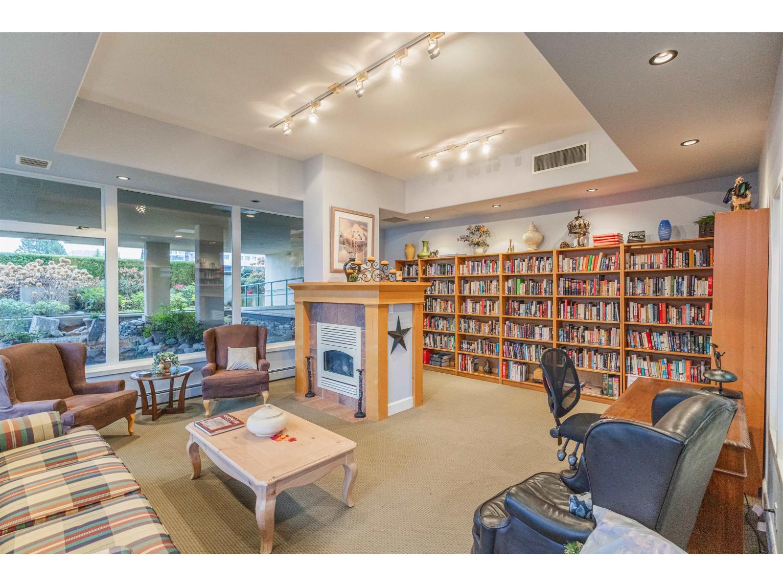 207 15466 NORTH BLUFF ROAD, White Rock