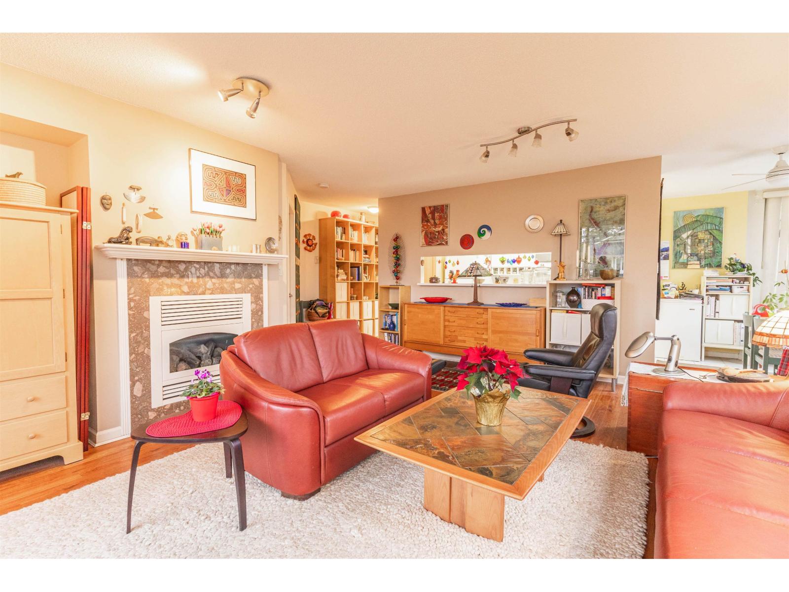 207 15466 NORTH BLUFF ROAD, White Rock