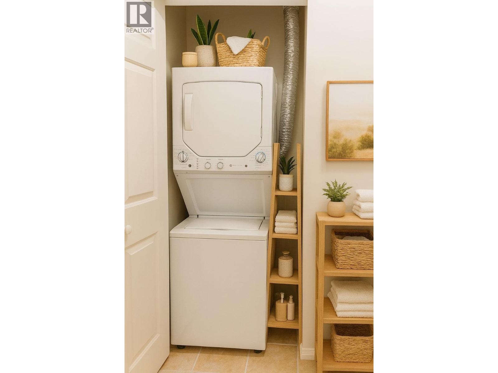 309 175 E 10TH STREET, North Vancouver