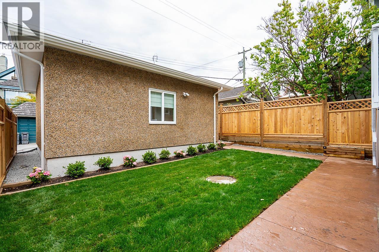 2561 W 2ND AVENUE, Vancouver