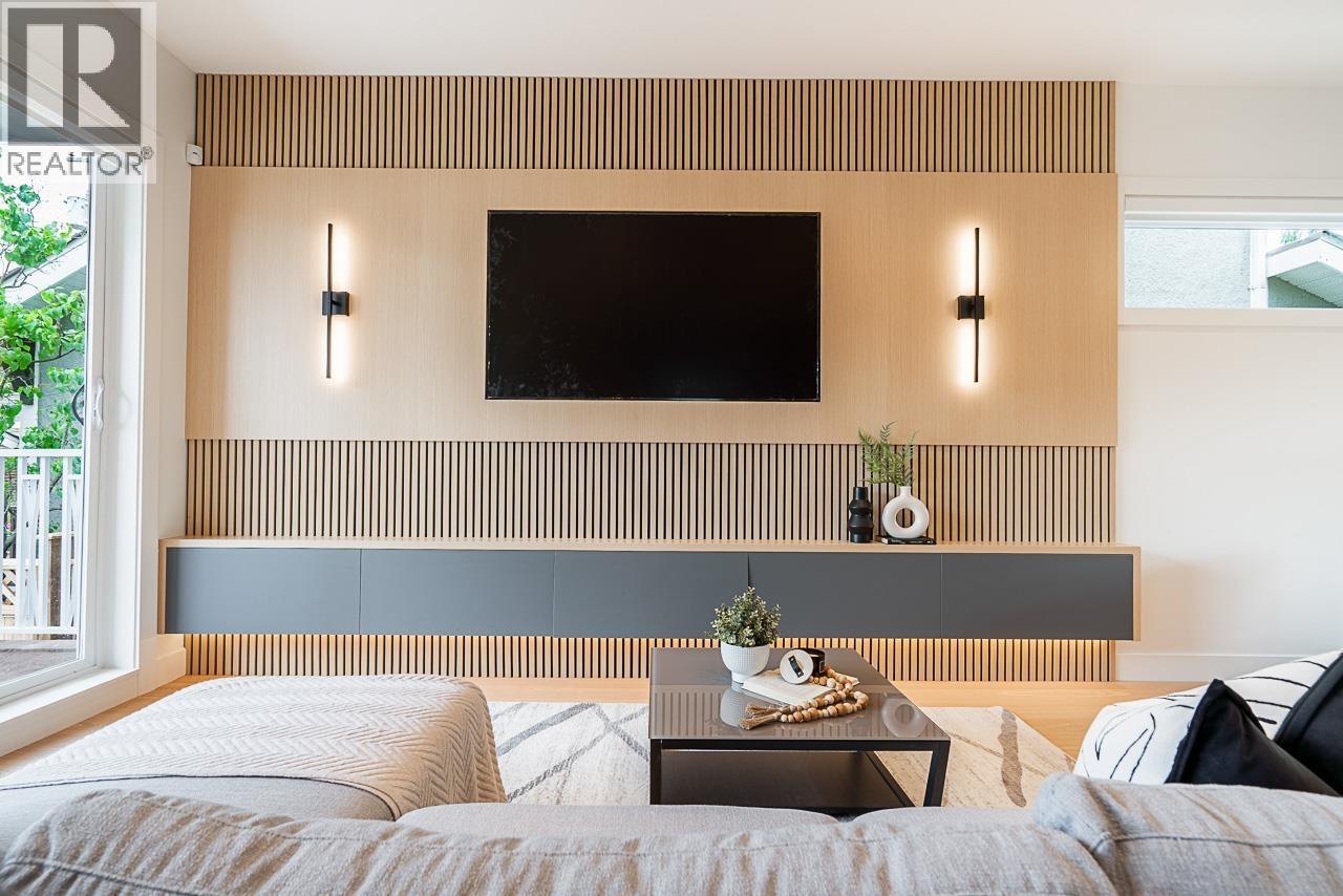 2561 W 2ND AVENUE, Vancouver