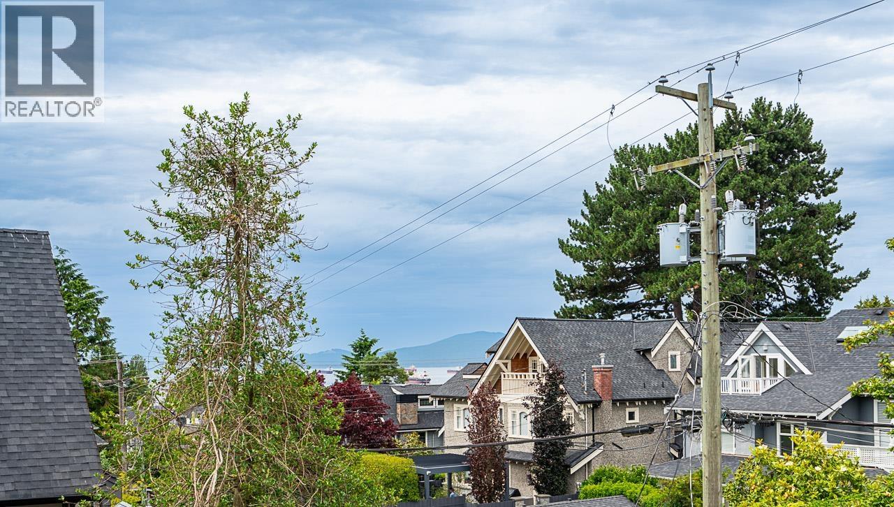 2561 W 2ND AVENUE, Vancouver