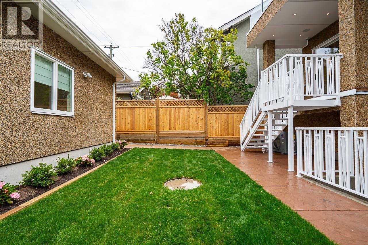 2561 W 2ND AVENUE, Vancouver