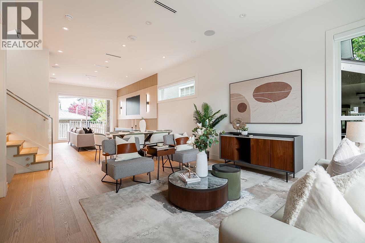 2561 W 2ND AVENUE, Vancouver