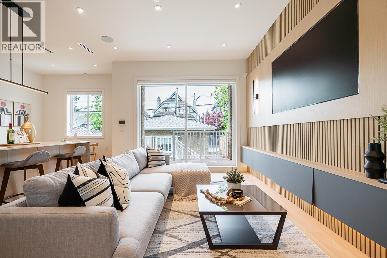 2561 W 2ND AVENUE, Vancouver