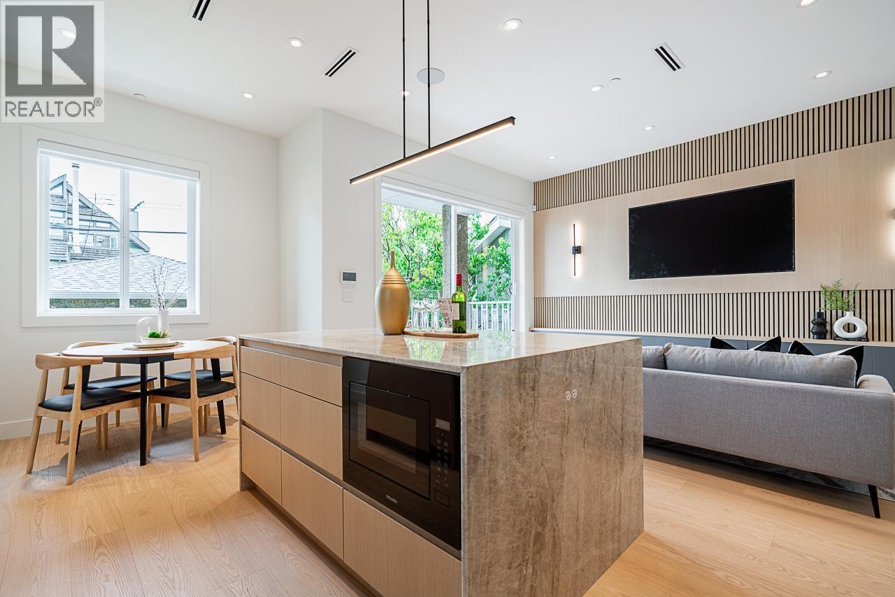 2561 W 2ND AVENUE, Vancouver