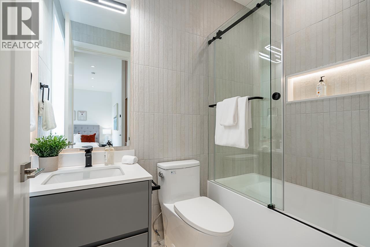 2561 W 2ND AVENUE, Vancouver