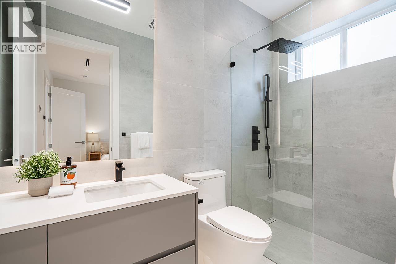 2561 W 2ND AVENUE, Vancouver