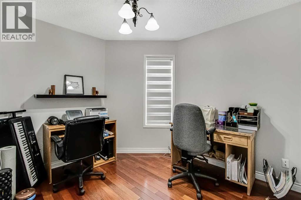 Single Family House for Sale in  Coral Springs Court NE Coral Springs Calgary 